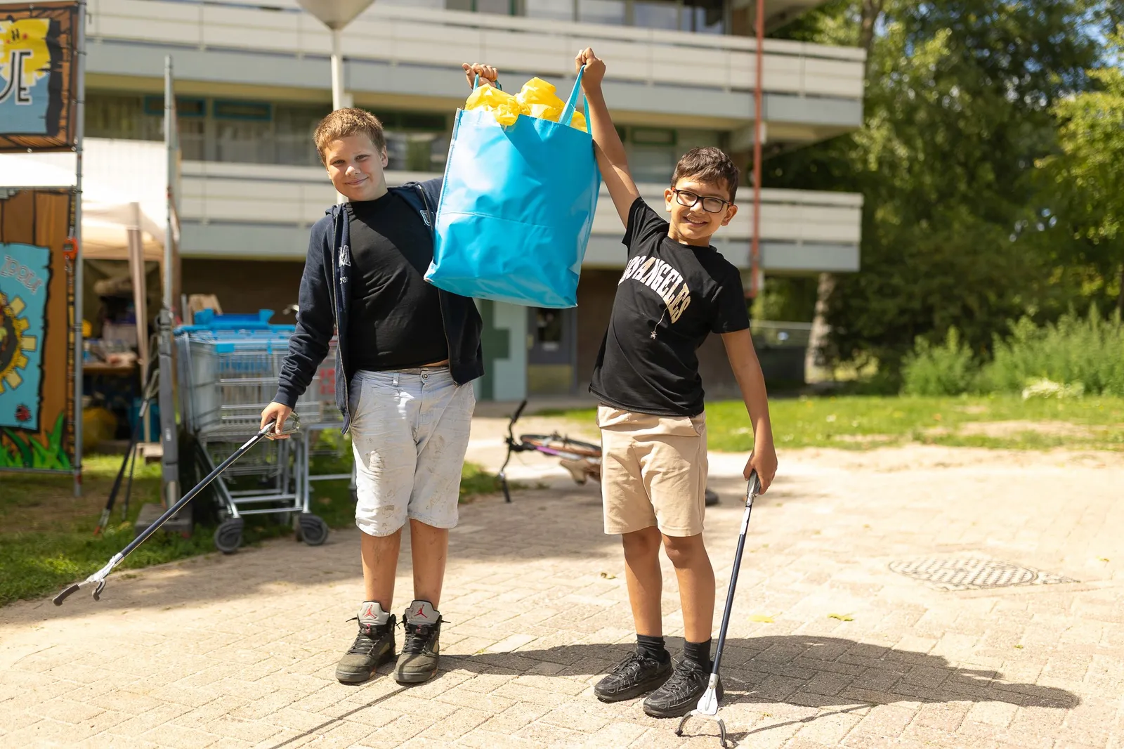 Kinderen met hun opgeruimde zwerfafval