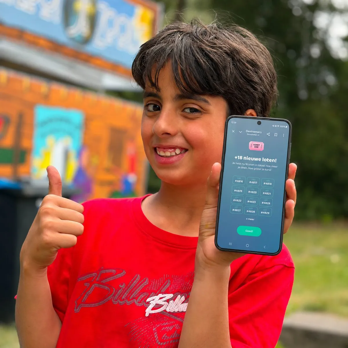 Jongen met de Verloot je Zooitje-app op zijn telefoon